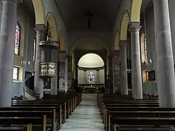 Vue intérieure de la nef vers le chœur.