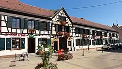 Ancienne auberge "Au Lion d'Or", aujourd'hui annexe de la mairie (XVIIe-XIXe), 1 rue du Château.