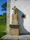 Calvaire adossé à la chapelle.