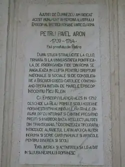 Plaque commémorative à l'honneur de l'évêque Petru Pavel Aron, fils du village