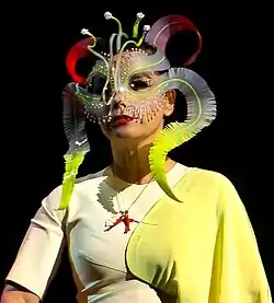 Image d'une femme brune portant un masque orchidée