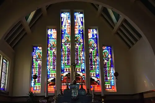 Les vitraux du chevet.