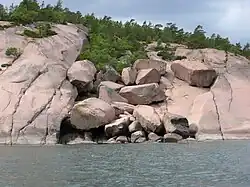 Blocs de granite rouge sur la côte nord-est de l'île, brisés par les glaciers.