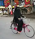 Cycliste en niqab à Kurnool en Inde (2013).