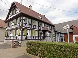 Ancienne ferme, actuellement bibliothèque municipale,1, rue des Prés.