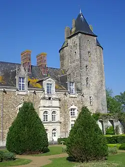 Vue d'une tour et d'une partie de la façade d'un château.