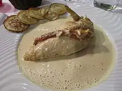 Poulet de Bresse à la crème, et crêpe vonnassienne, selon la Mère Blanc.