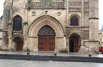 Le portail néo-renaissance du début du XXe&nbsp;siècle.