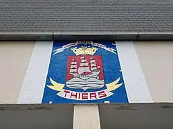 Photo d'une représentation du blason sur le gymnase Jean-Mince.