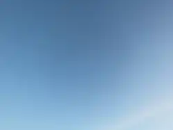 un ciel bleu presque uniforme