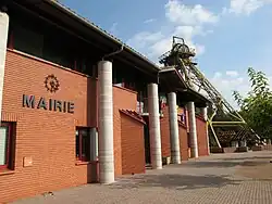 Mairie et chevalement de puits de mine de Blaye-les-Mines en 2006.