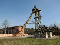 Le chevalement du puits de Sainte-Marie et un baritel.