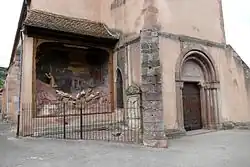 Mont des Oliviers, œuvre de la fin du XVIIe&nbsp;siècle accolée à l'église portant des statues en bois polychrome.