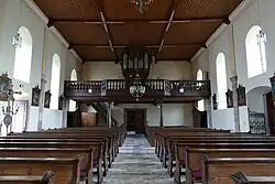 Vue intérieure de la nef vers la tribune d'orgue.