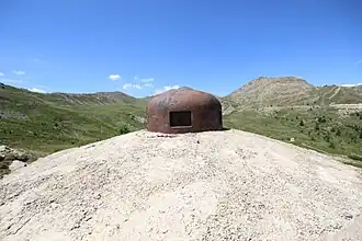 Cloche GFM servant d’observatoire. Au fond à droite, la roche Gauthier (2&nbsp;749&nbsp;m).