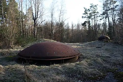 Dessus du bloc 8, avec sa tourelle de 75&nbsp;mm.