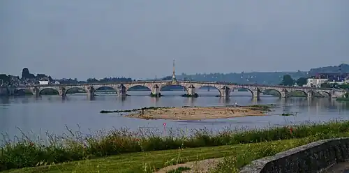 Le pont vu de face, depuis le quai des Tuileries (rive droite).