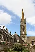 L'arc de triomphe et l'ossuaire de l'enclos de Sizun devant le clocher perpendiculaire de l'église Saint Sulio.