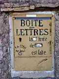Une boîte aux lettres ancienne dans le hameau.