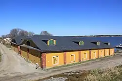 Deux hangars à bateaux.