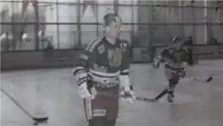 Photographie noir et blanc de Bob Gainey sur la patinoire.
