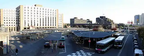 Bobigny Pablo-Picasso, gare routière, au fond la préfecture.