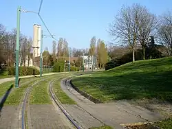 Voie d'accès aux ateliers traversant le parc de la Bergère à Bobigny.