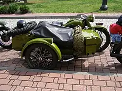 Vue latérale côté side-car de l'IMZ-72