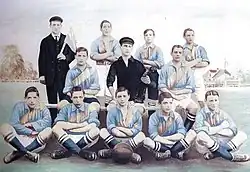 Photo d'équipe de football sur deux rangs