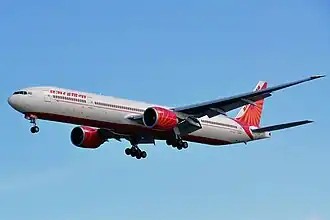 Un Boeing 777-300ER d'Air India en phase d'atterrissage.