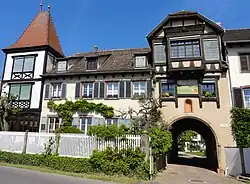 Entrée de la cour de l'ancien chapitre du couvent de Saint-Léonard.