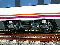 La photo montre un bogie en gros plan.