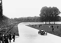 Tours d'honneur de Boillot, quelques jours après sa victoire, sur le vélodrome du Parc des Princes pendant le Grand Prix cycliste de Paris