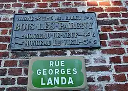 Plaque de rue en fonte de la fin du XIXe&nbsp;siècle indiquant les directions de Monceau-le-Neuf et Monceau-le-Vieil.