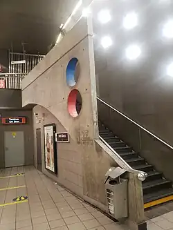 Escalier d'accès au quai en direction de CH Dron