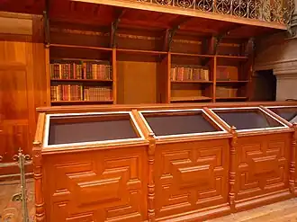 Boiseries de la bibliothèque.