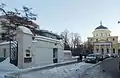 Début de la rue avec à gauche l'hôtel particulier Riabouchinski et au fond l'église de l'Ascension où se maria Pouchkine