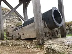 Bombarde du 15e siècle dans son abri