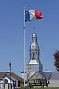 Église de Bonaventure et Drapeau acadien