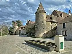 La fontaine-abreuvoir devant le château.
