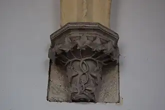 Photo couleur montrant un cul-de-lampe du cloitre en pierre blanche