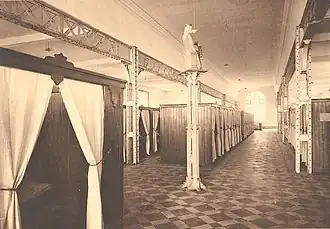 Photo noir et blanc d'un ancien dortoir de l'internat.