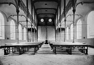 Photo noir et blanc montrant la salle des fêtes.