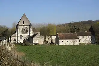 Vue d'ensemble de l'ancienne abbaye depuis l'ouest.