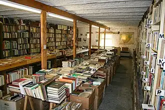 Vue intérieur d'une librairie du village.