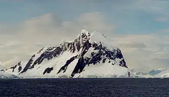 L'île Booth, vue du sud. Le chenal Lemaire est visible sur la droite.
