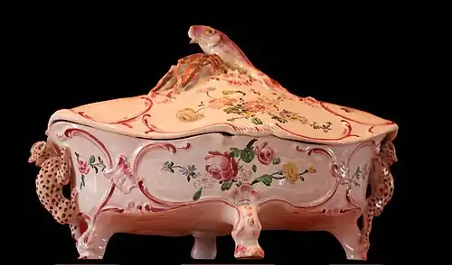 Terrine avec prise en forme de poisson et crabe