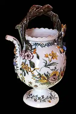 Cruche, Marseille, musée des arts décoratifs, de la faïence et de la mode.