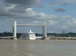 Le MS Nautica passant le pont Chaban-Delmas en 2016.