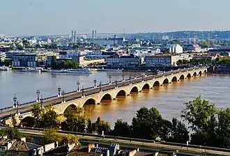 Pont de pierre vu depuis la flèche de la basilique Saint-Michel.